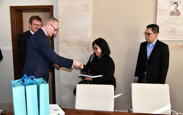 Dyrektor WIM wręcza delegatom pamiątkowe albumy.
