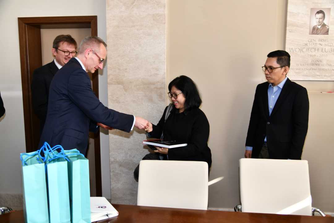 Dyrektor WIM wręcza delegatom pamiątkowe albumy.