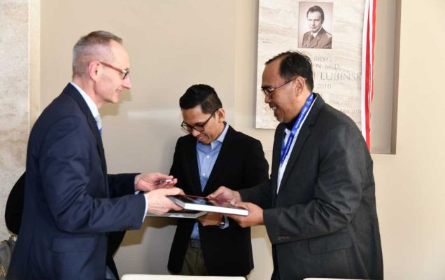 Biuro Dyrektora WIM. Dyrektor WIM wręcza delegatom pamiątkowe albumy.