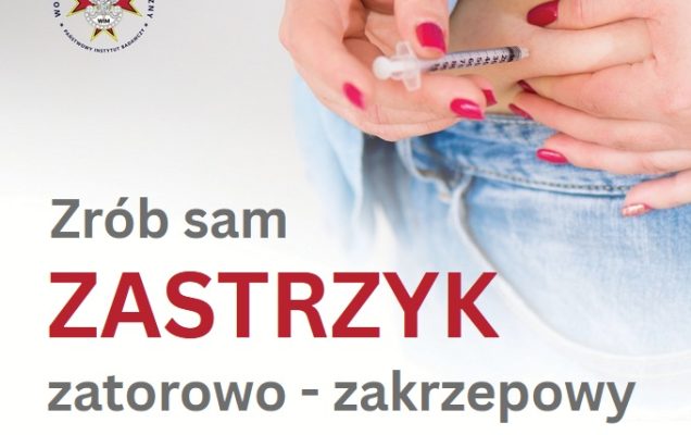Ujecie środkowej części stojącej kobiety z osłoniętym brzuchem robiącej sobie zastrzyk w brzuch.