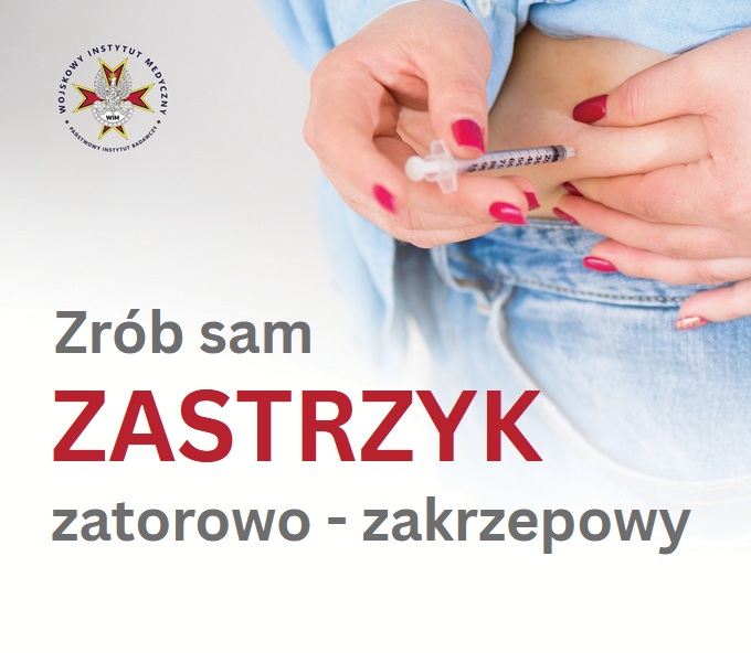 Ujecie środkowej części stojącej kobiety z osłoniętym brzuchem robiącej sobie zastrzyk w brzuch.
