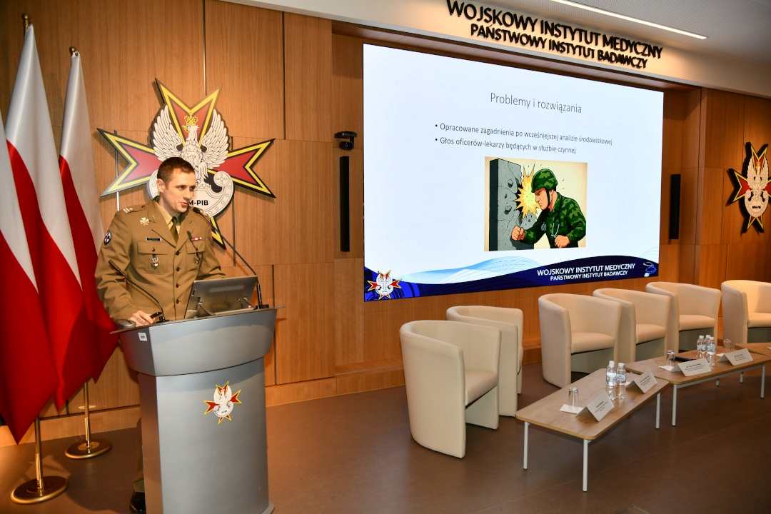 Prelegent przy mównicy.