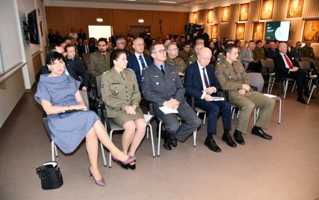 Słuchacze konferencji siedzący na auli Wojskowego Instytutu Medycznego.