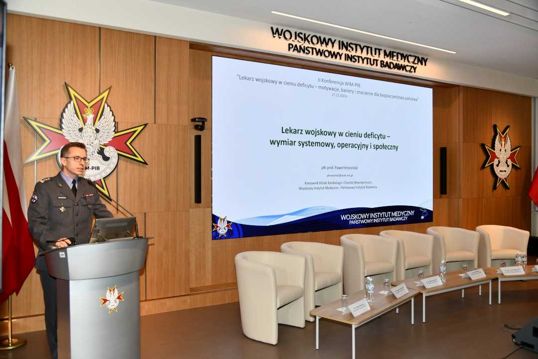 Prelegent przy mównicy.