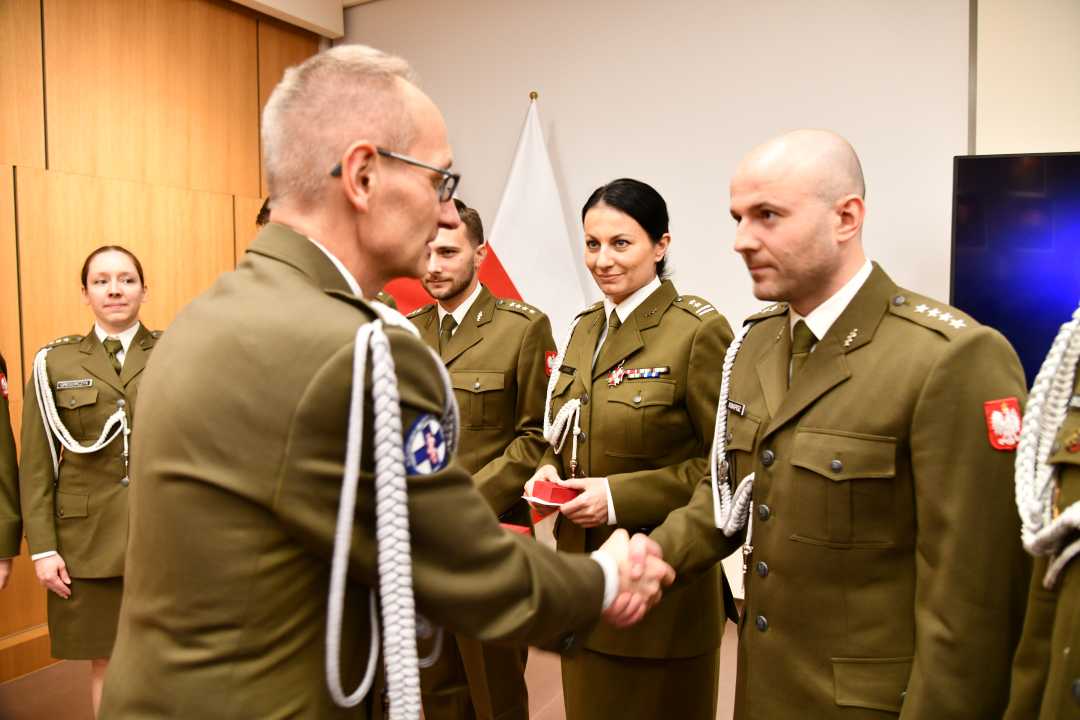 Dyrektor WIM wręcza odznaczenie.