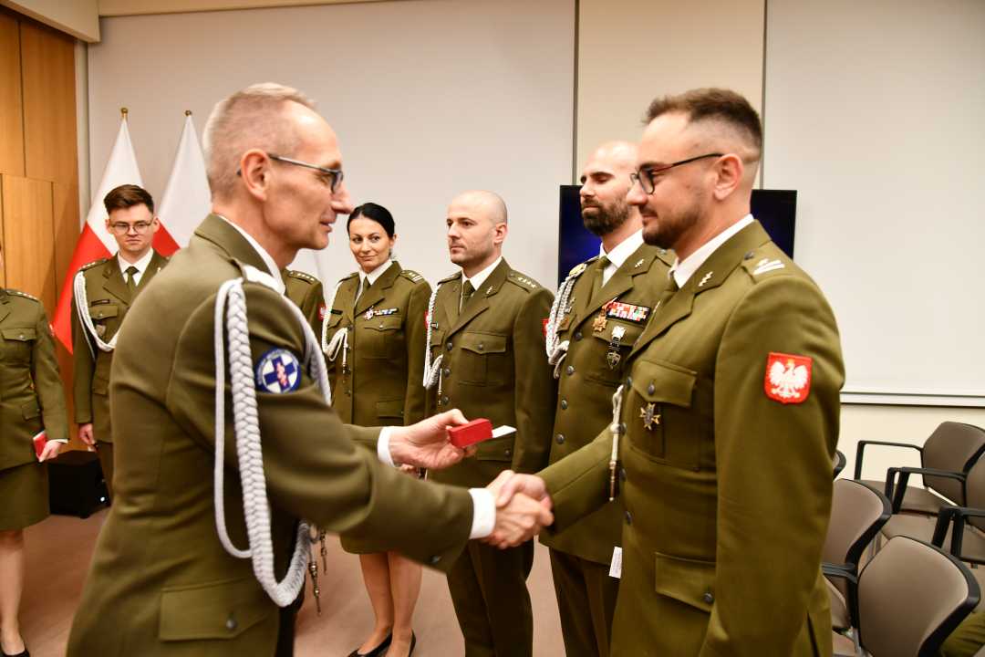 Dyrektor WIM wręcza odznaczenie.