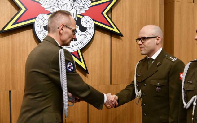 Dyrektor WIM wręcza odznaczenie.