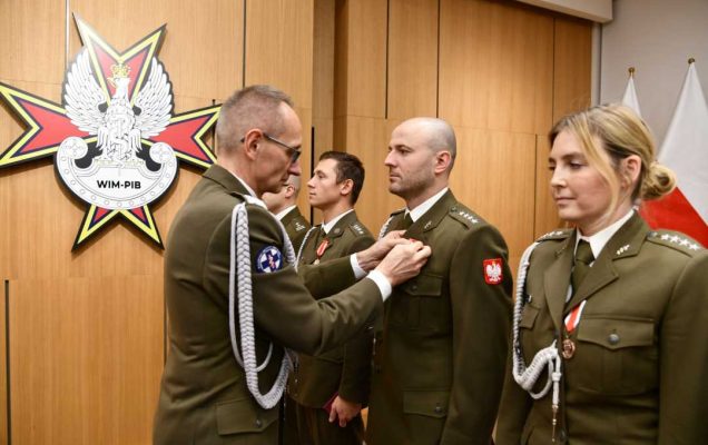 Dyrektor WIM wręcza odznaczenie.