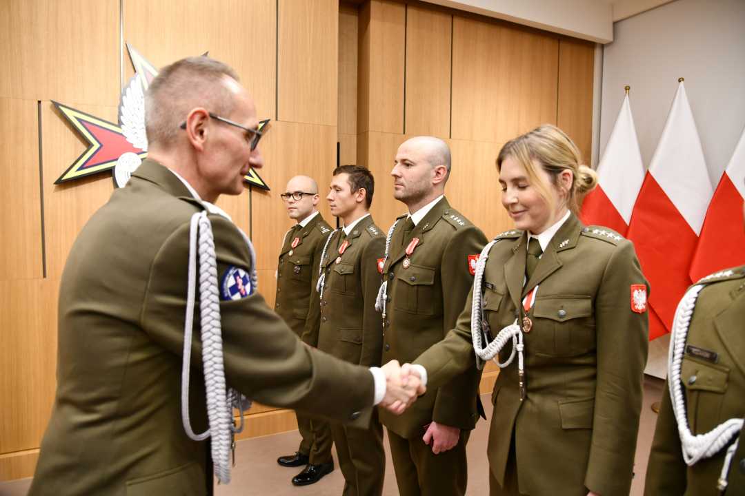 Dyrektor WIM wręcza odznaczenie.