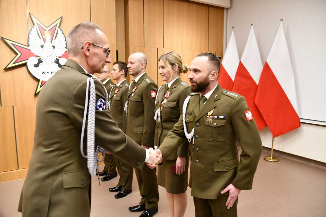 Dyrektor WIM wręcza odznaczenie.