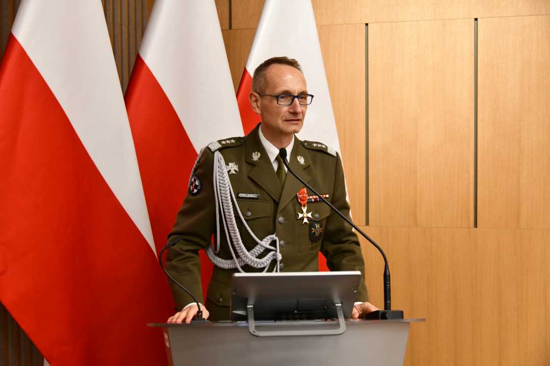 Dyrektor Wim przy mównicy.