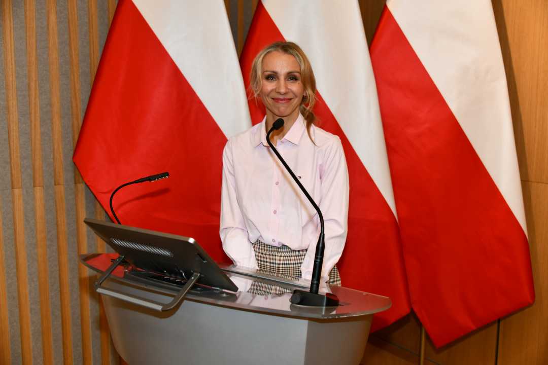 Małgorzata Złotkowska przy mównicy prowadzi uroczystość.