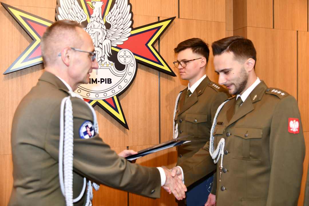 Dyrektor WIM wręcza odznaczenia.