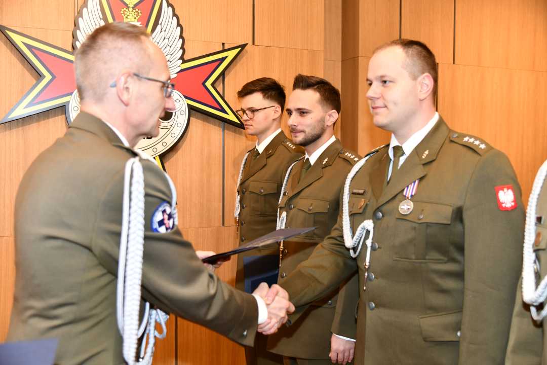 Dyrektor WIM wręcza odznaczenia.