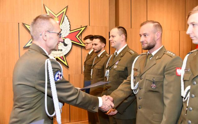 Dyrektor WIM wręcza odznaczenia.