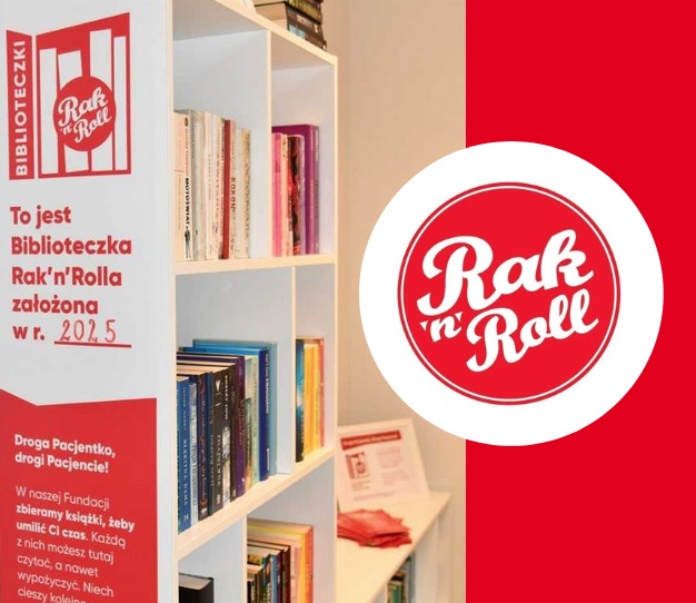 Szafka z książkami oklejona logo Biblioteczka Rak and rolla, obok w kółku logo Fundacji Rak and roll.