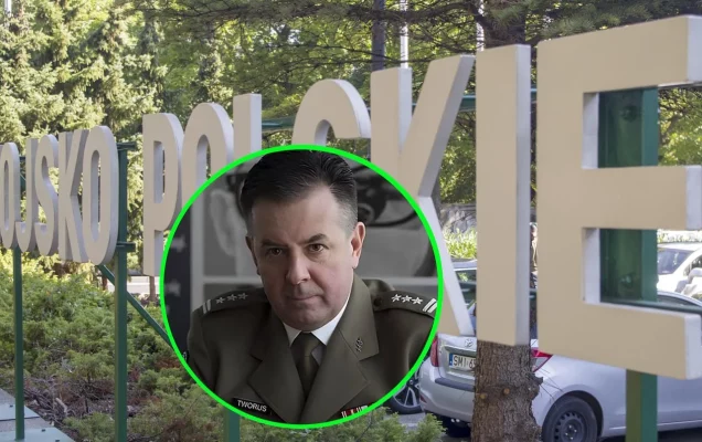 Instalacja zewnętrzna - napis Wojsko polskie. W kółku dr Robert Tworus.