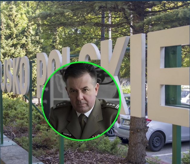 Instalacja zewnętrzna - napis Wojsko polskie. W kółku dr Robert Tworus.