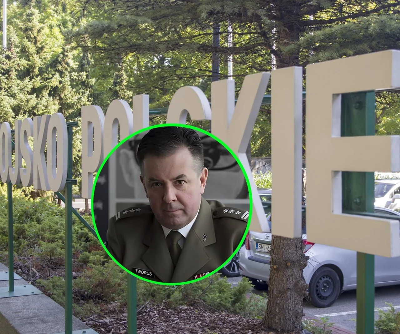 Instalacja zewnętrzna - napis Wojsko polskie. W kółku dr Robert Tworus.