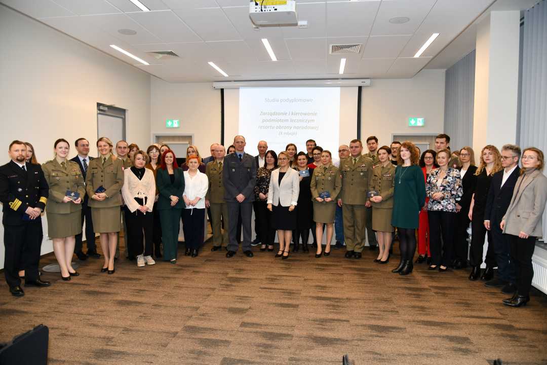 10. edycja studiów podyplomowych w WIM-PIB - uroczystość rozpoczęcia studiów. Zdjęcie grupowe.