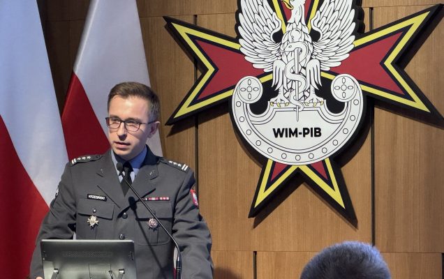 Profesor Krzesiński przy mównicy.