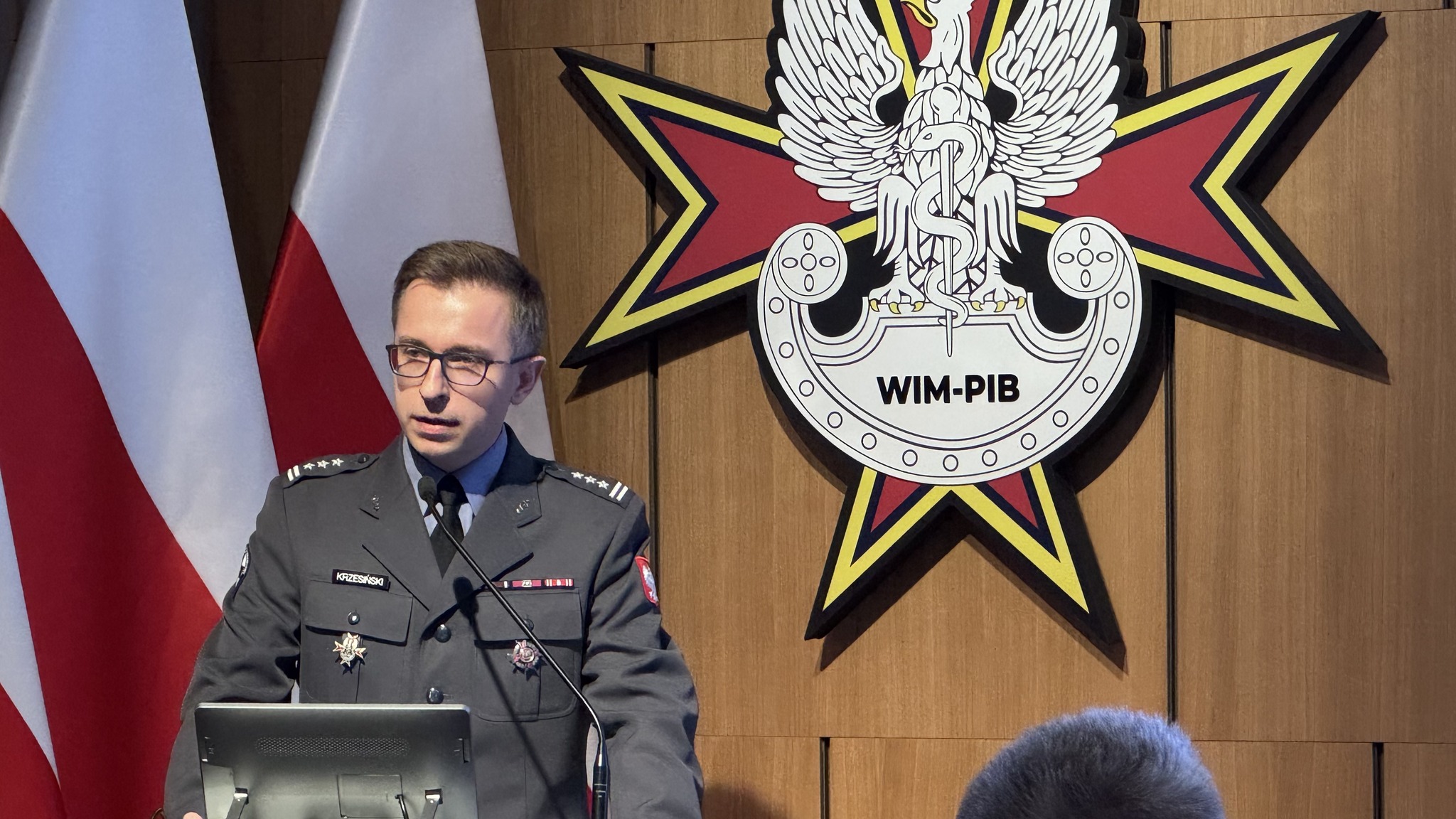 Profesor Krzesiński przy mównicy.