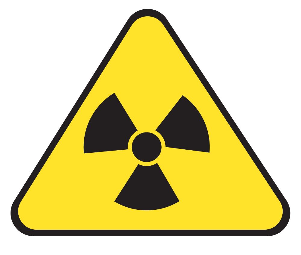 Piktogram promieniowania jonizującego. Żółty trójkąt równoboczny z czarną obwódką. W środku trójkąta czarny symbol przypominający trójlistną koniczynę.