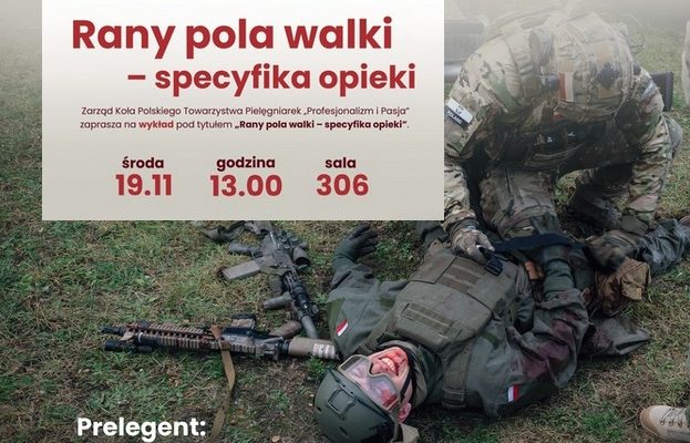 Plakat wykładu Rany pola walki. Żołnierz opatruje na polu walki leżącego rannego żołnierza.
