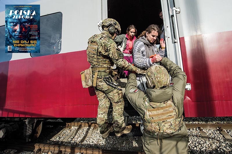 Symulacja bojowa, żołnierze pomagają wysiadać rannym z pociągu.