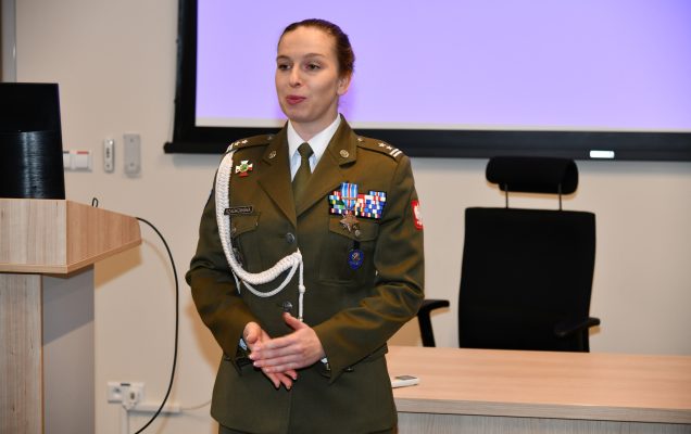 Prelegentka podczas prowadzenia wykładu.