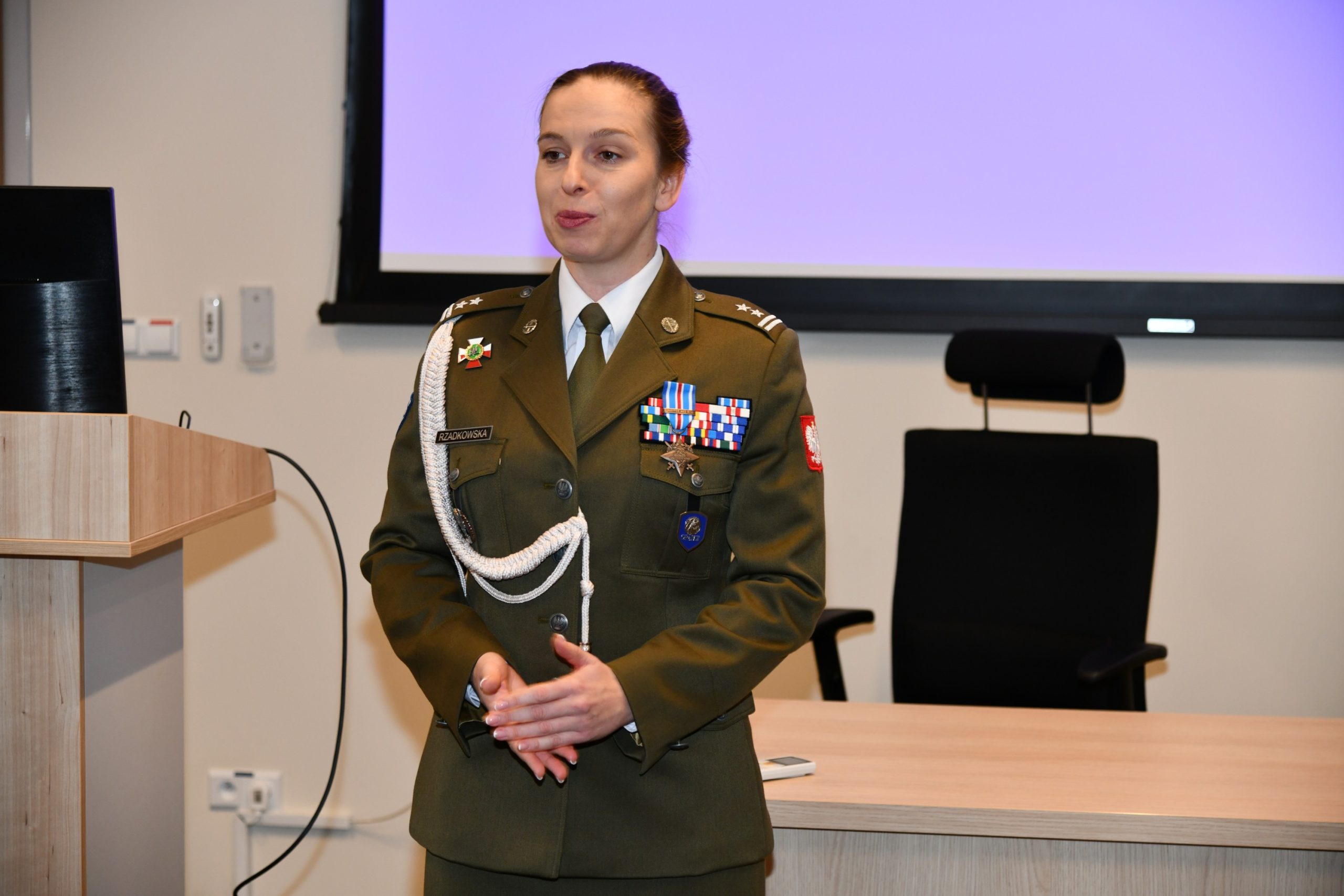 Prelegentka podczas prowadzenia wykładu.