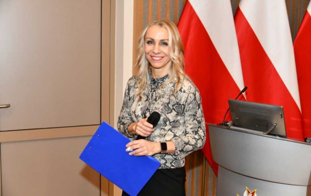 Małgorzata Złotkowska, kierownik Biura Dyrektora WIM-PIB, główny specjalista ds. komunikacji wewnętrznej prowadzi konferencję.