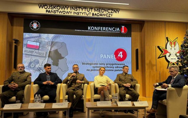 Dyrektor WIM Grzegorz Gielerak siedzi obok panelistów. Za nimi na ekranie plansza tytułowa panelu.