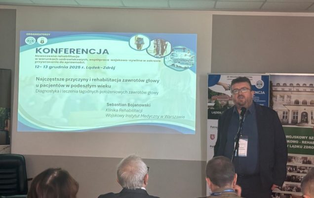 lek. Sebastian Bojanowski prowadzi prezentację.