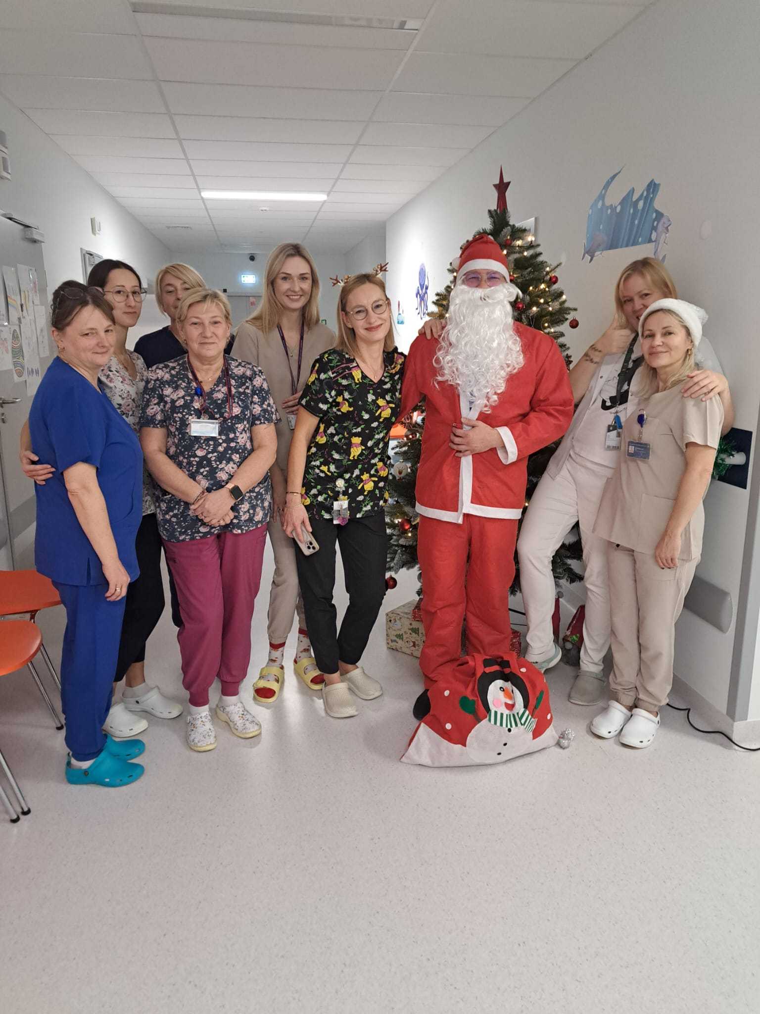 Święty Mikołaj pozuje do zdjęcia z pracownikami Szpitala w legionowie
