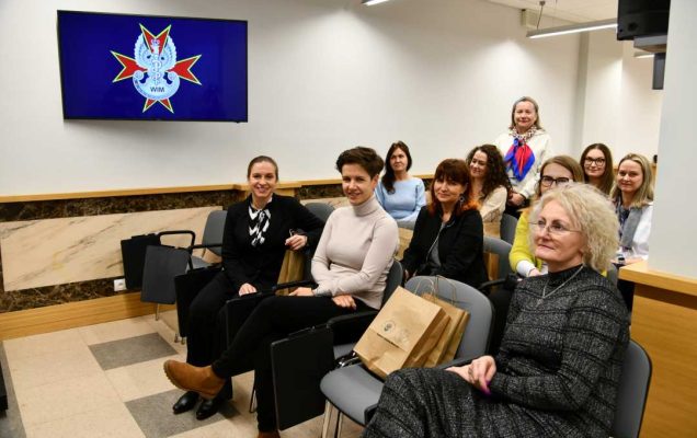 Uczestniczki spotkania w sali wykładowej.