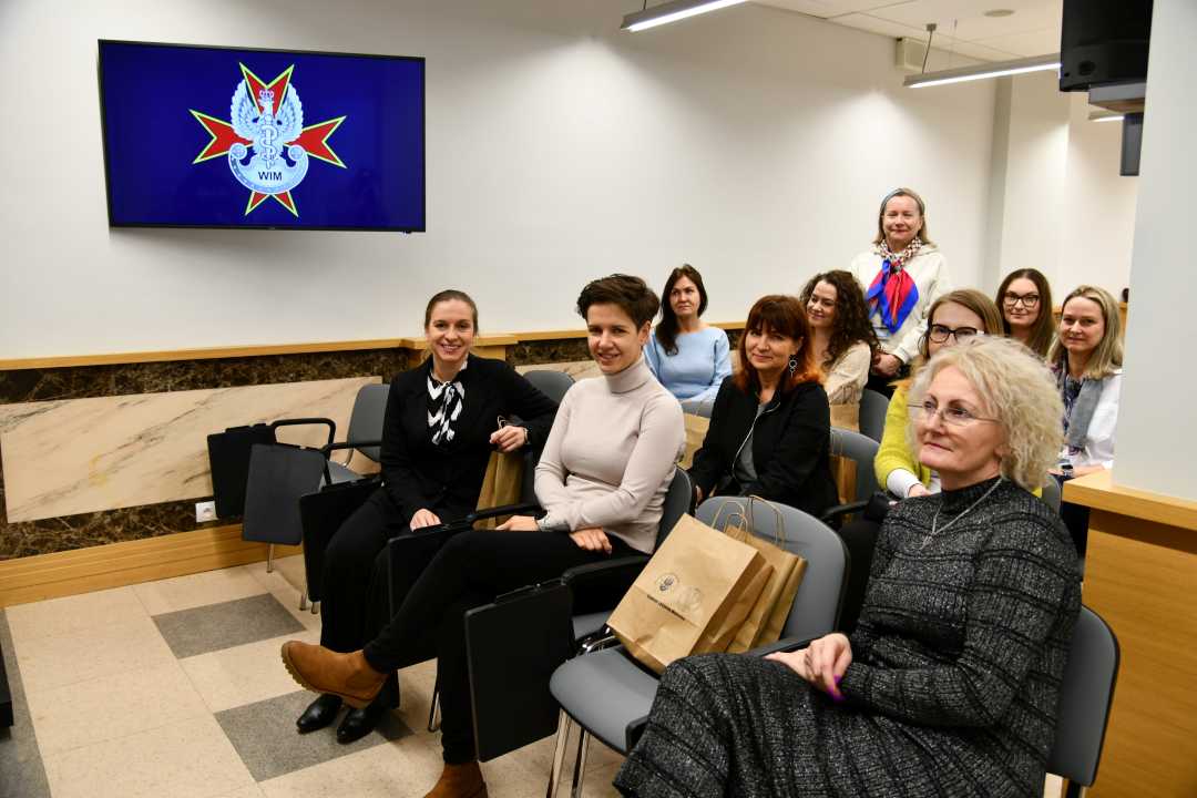 Uczestniczki spotkania w sali wykładowej.