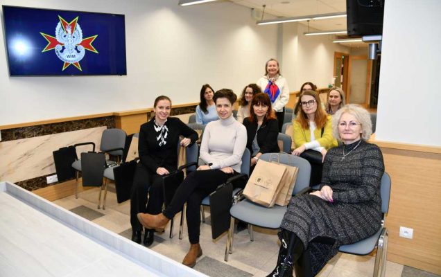 Uczestniczki spotkania w sali wykładowej.