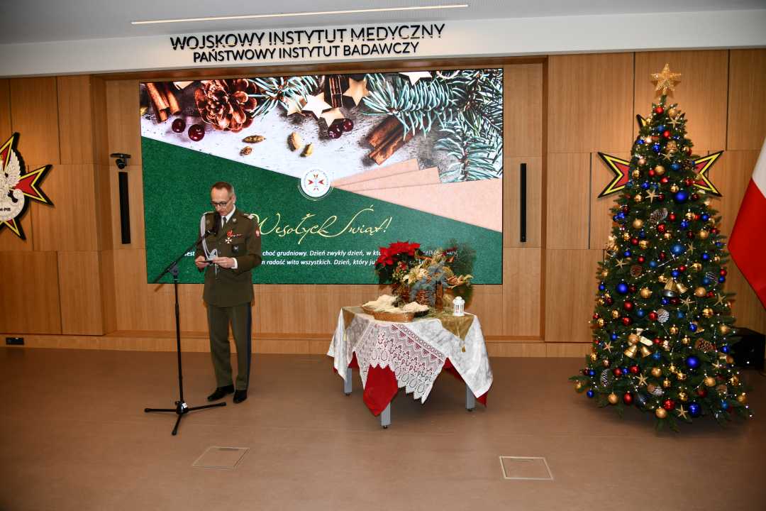 Dyrektor WIM-PIB składa życzenia na auli WIM.