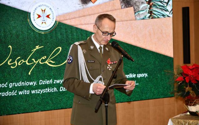 Dyrektor WIM-PIB składa życzenia na auli WIM.