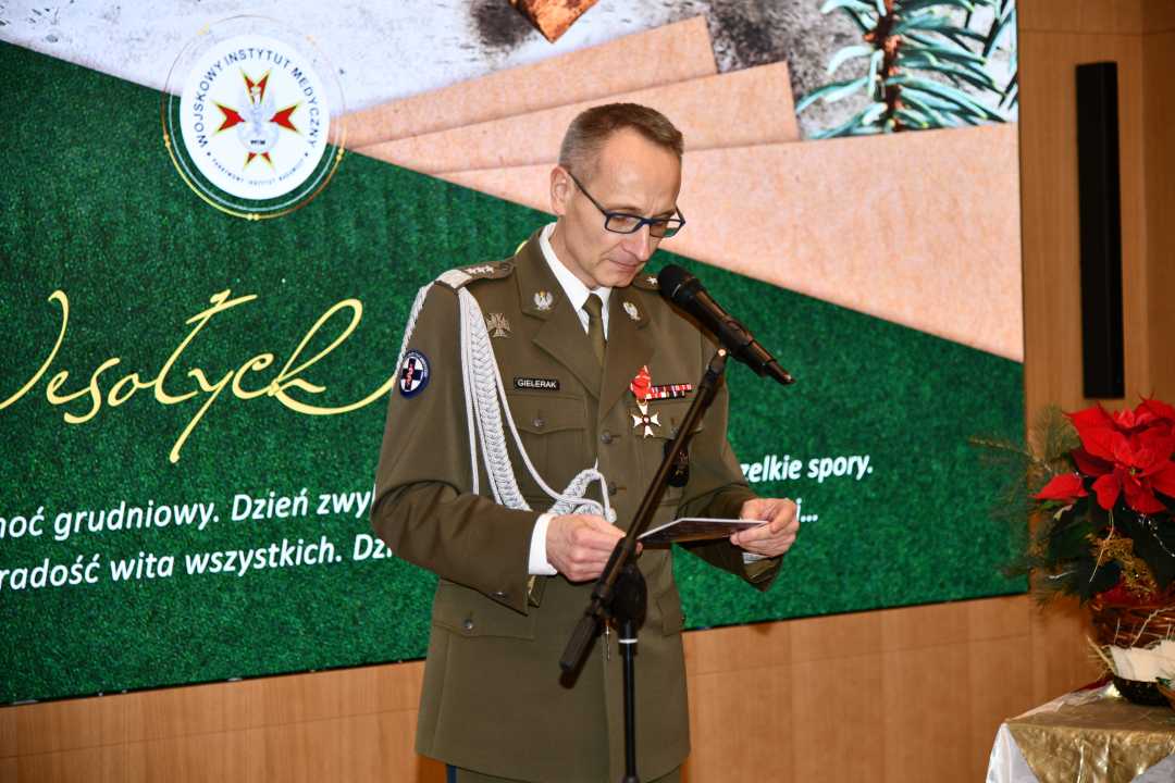 Dyrektor WIM-PIB składa życzenia na auli WIM.