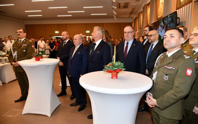 Zaproszeni pracownicy i goście stoją na auli WIM-PIB.