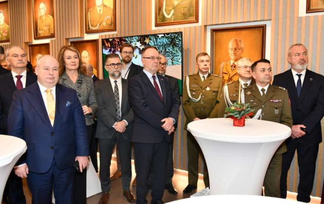 Zaproszeni pracownicy i goście stoją na auli WIM-PIB.