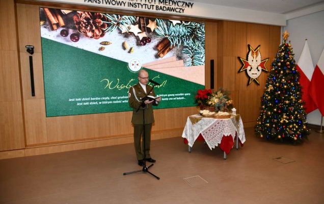 Kapelan Wojskowy Instytutu Medycznego, ks. Robert Dębiński czyta fragment biblii.