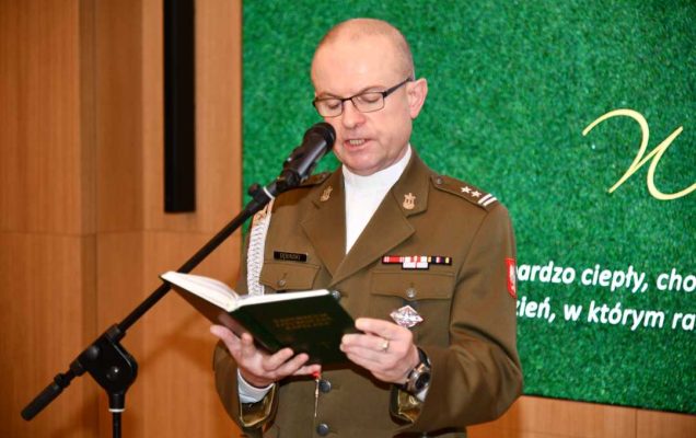 Kapelan Wojskowy Instytutu Medycznego, ks. Robert Dębiński czyta fragment biblii.