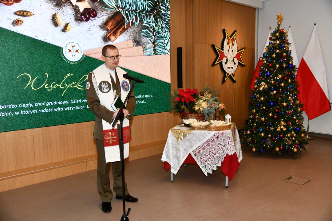 Ksiądz podczas modlitwy wigilijnej na auli WIM.
