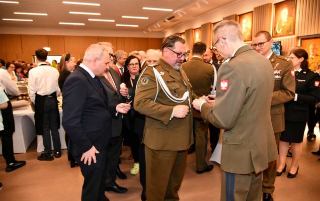 Dyrektor Wim dzieli się opłatkiem z pracownikami WIM.