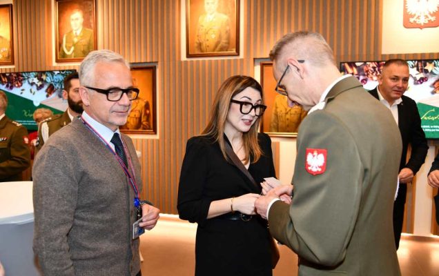 Dyrektor Wim dzieli się opłatkiem z pracownikami i goścmi.