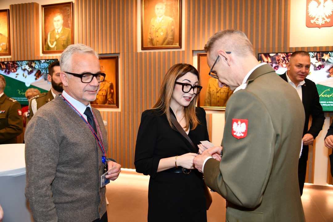 Dyrektor Wim dzieli się opłatkiem z pracownikami i goścmi.