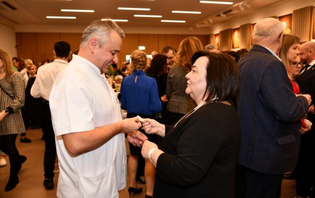 Dyrektor Wim dzieli się opłatkiem z pracownikami i gośćmi.